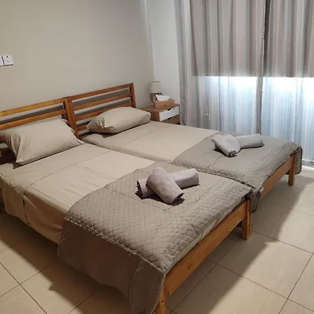 Julia Ларнака