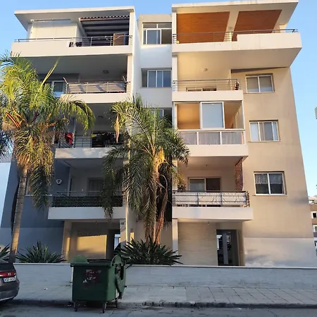 Julia Ларнака