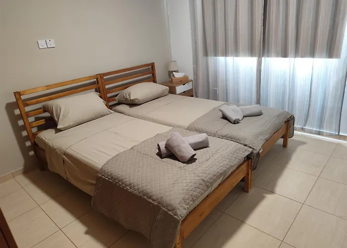 Julia Ларнака