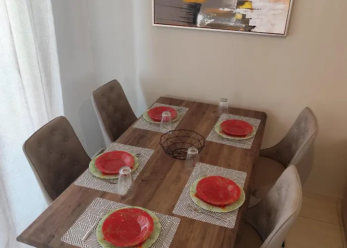 Julia Ларнака